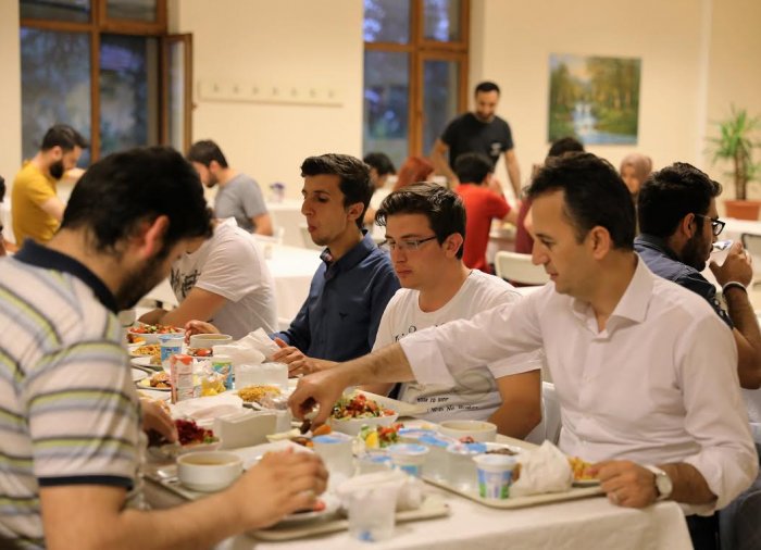 Rektör Görgün öğrencilerle iftar yaptı