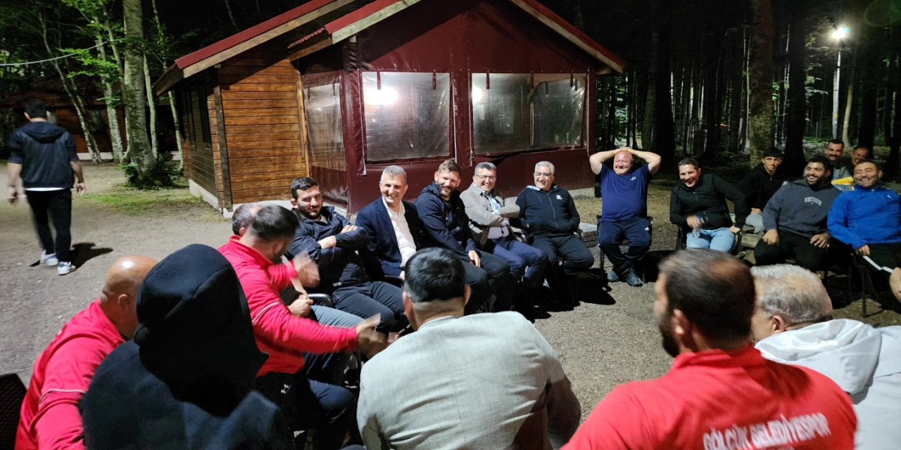 Pehlivanlar ile bir araya gelerek moral verdi