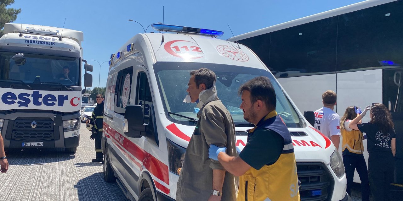 TEM'de 2 tır ve yolcu otobüsü kazaya karıştı