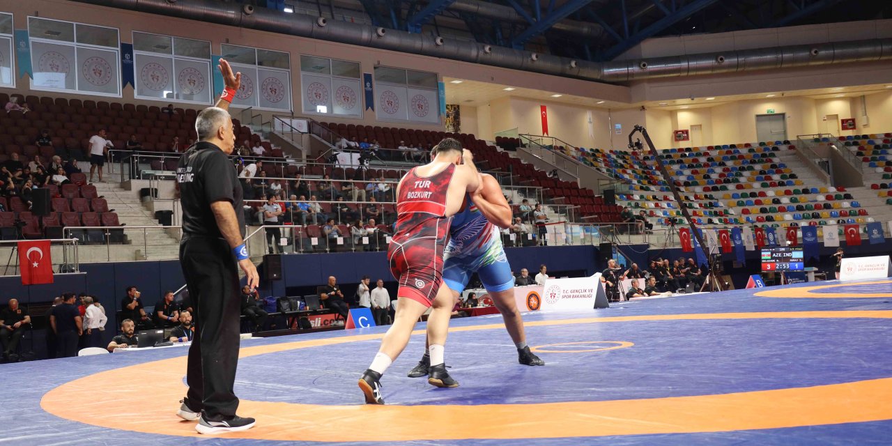 Güreşçiler minderde terlemeye devam ediyor