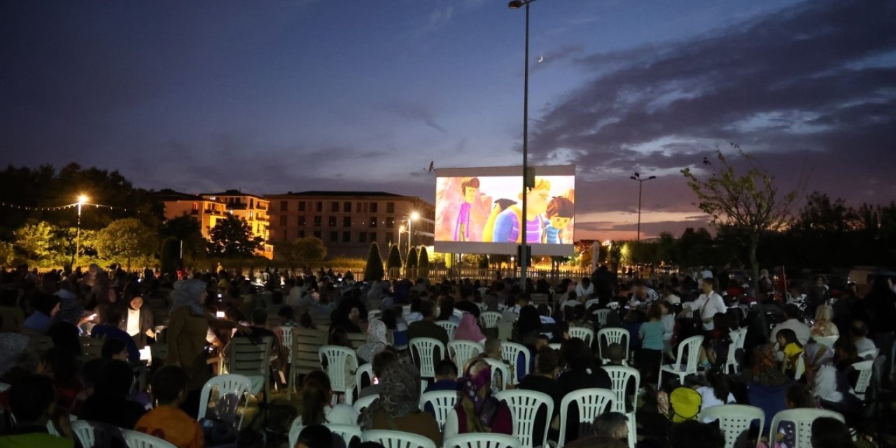 Açık hava sinema keyfi başladı