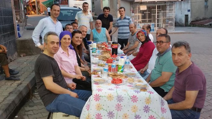 Hürriyet iftarda halkın arasında