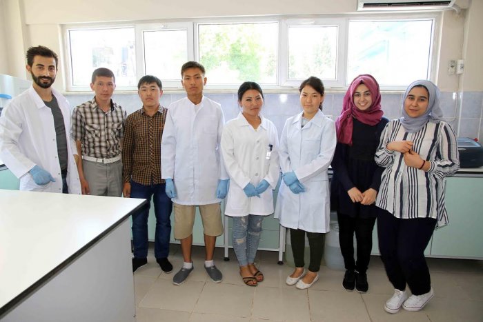 Kırgız ve Fas’lı öğrenciler İSU’da staj yapıyor