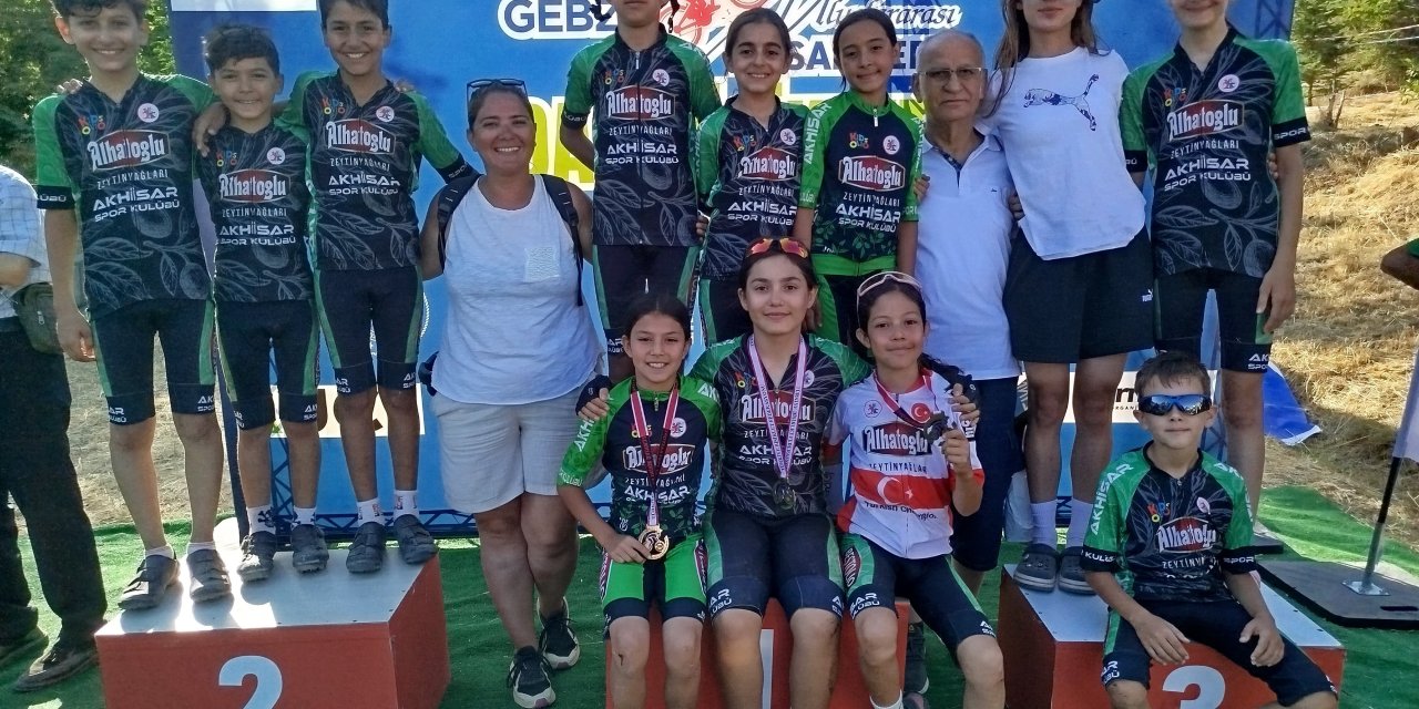 Akhisarlı pedallar Gebze'de kürsüye çıktı