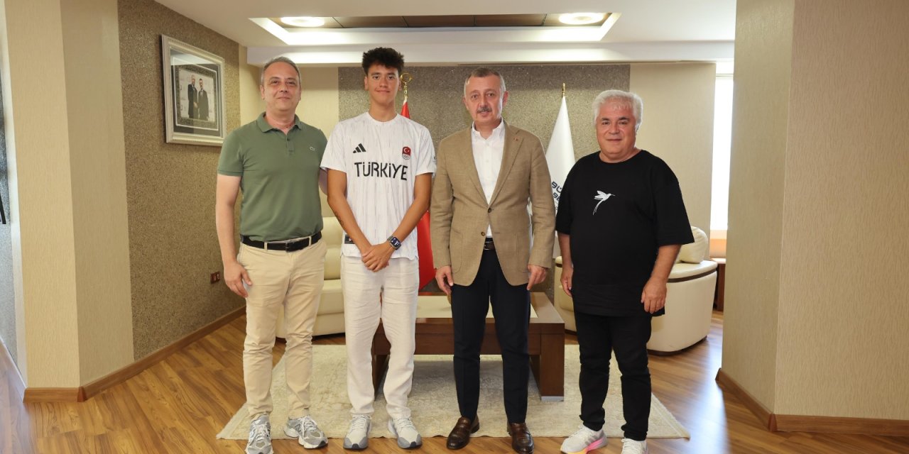 Büyükakın, genç milli yüzücüyü kabul etti