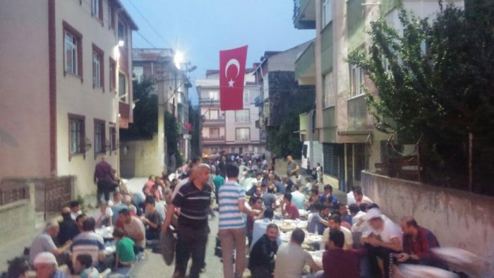 Geleneksel sokak iftarında buluştular