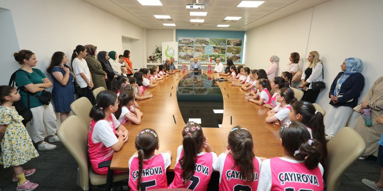 Çiftçi, minik basketbolcularla bir araya geldi