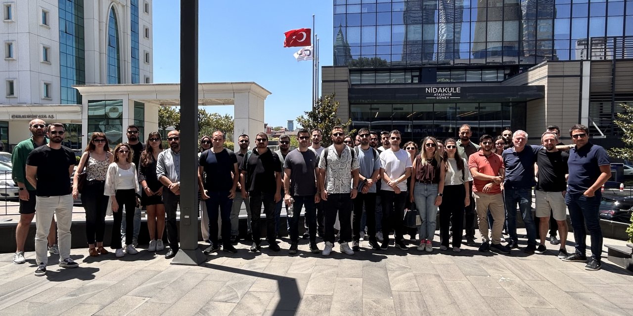 Felece Teknoloji çalışanları, şirketin genel merkezi önünde eylem yapıyor