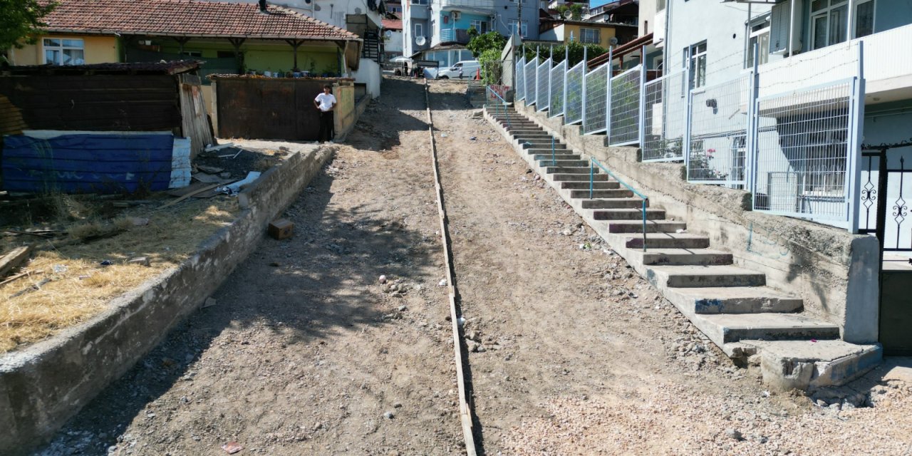 Eskiyen beton yolu yeniliyor