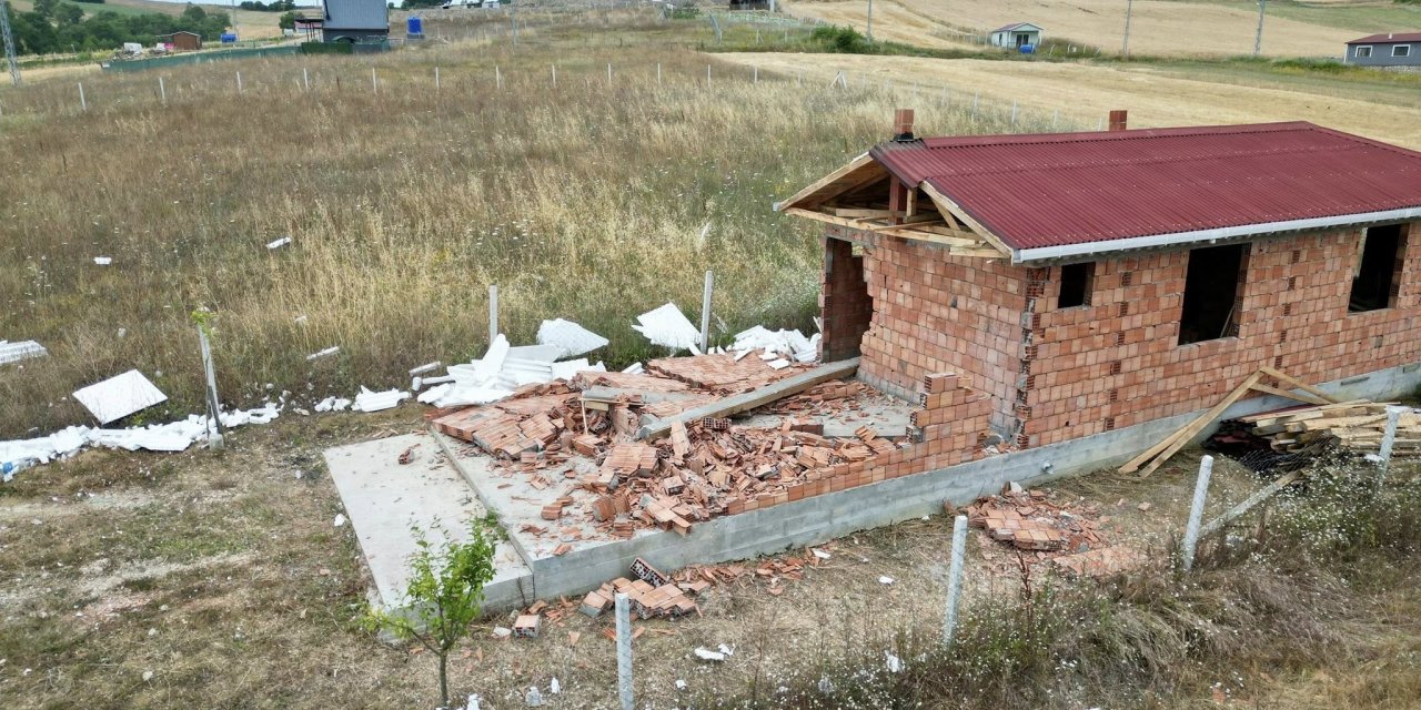 Körfez'de kaçak yapılar yıkılıyor