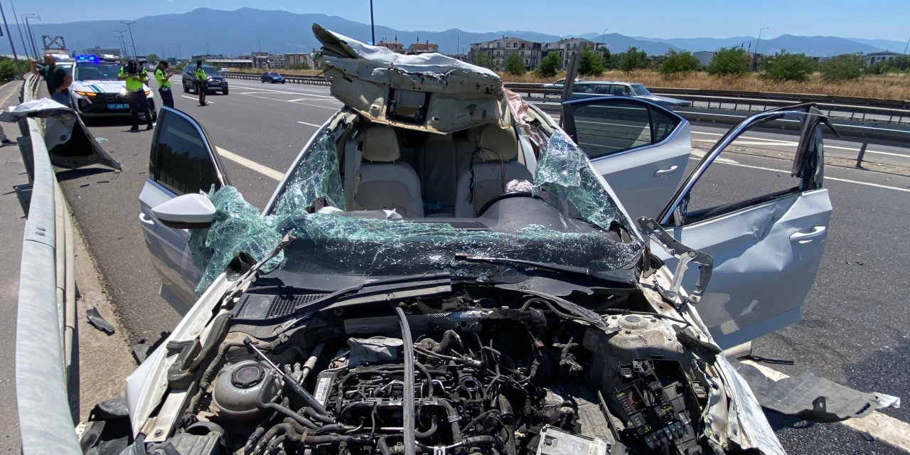 TEM'de bariyere çarpan otomobilin tavanı koptu: 4 yaralı