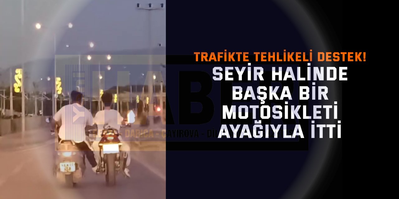 Trafikte tehlikeli destek! Seyir halinde başka bir motosikleti ayağıyla itti