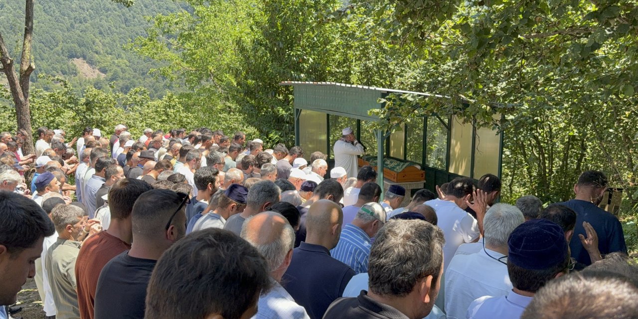 Engelli kızını boğulmaktan kurtaran baba defnedildi