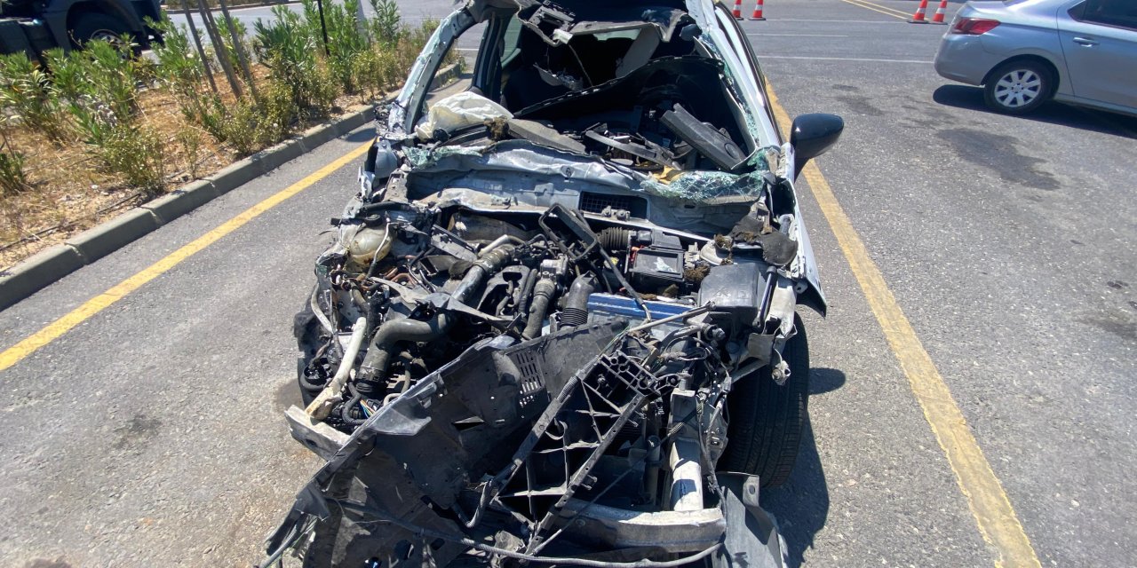 Kamyonet devrildi, otomobil hurdaya döndü