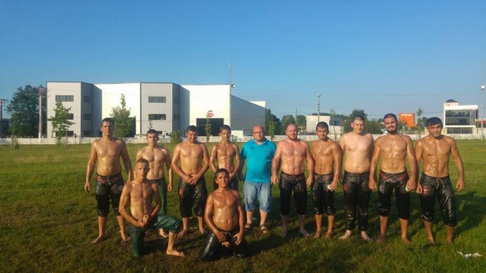 Güreşçiler durmak bilmiyor