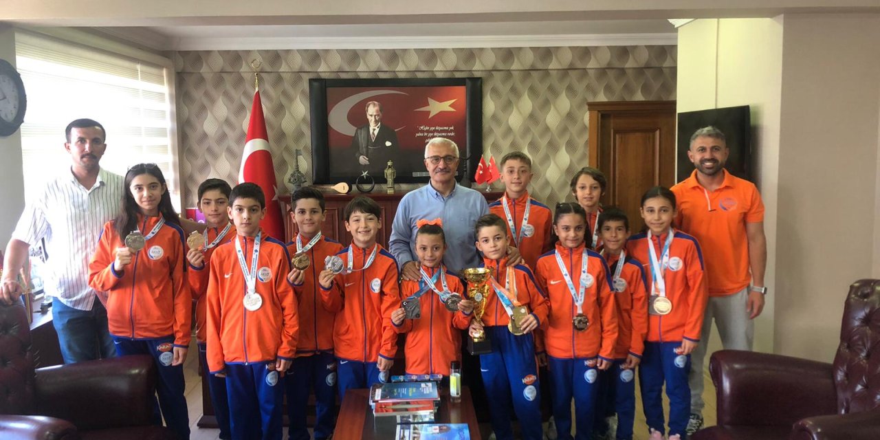 Aksu Spor Kulübü Şampiyonları  Kaymakam Özyiğit'i Ziyaret Etti