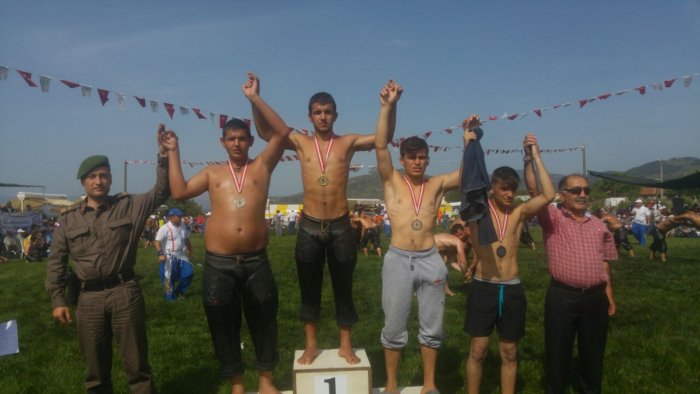 Güreşçiler ara vermiyor