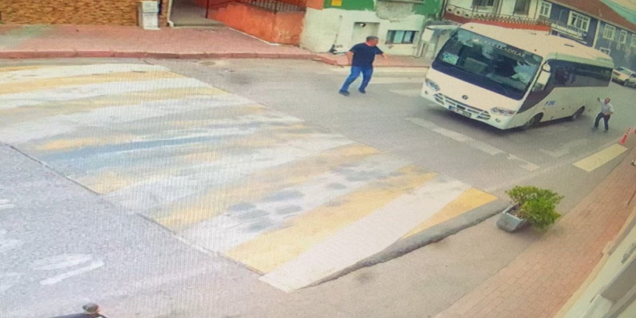 Minibüsün altında kalan  yaşlı adam ağır yaralandı