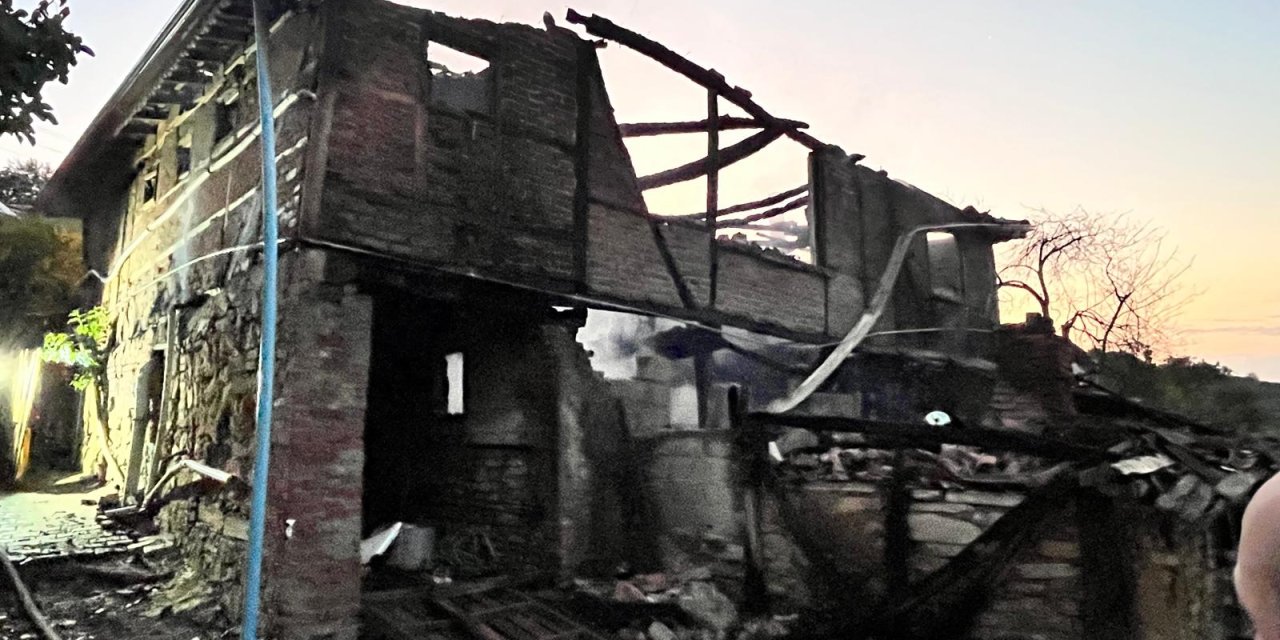 Kandıra’da gece yarısı yangını: Bir ev küle döndü