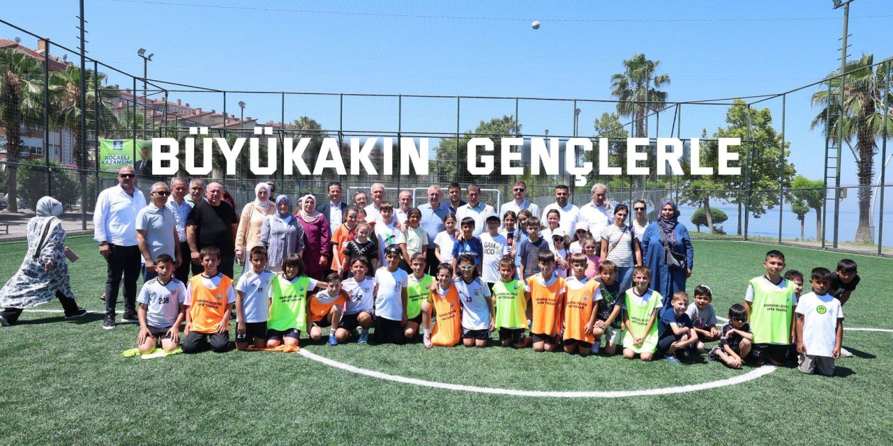 Büyükakın  gençlerle
