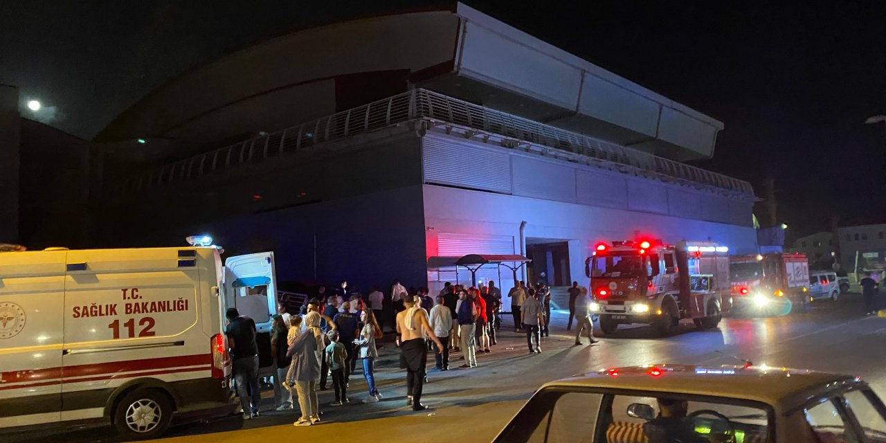 Düğün salonunda korkutan yangın: 2’si çocuk 4 kişi dumandan etkilendi