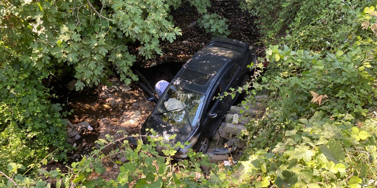 Aracını park etmek isterken 7 metrelik kanala düştü