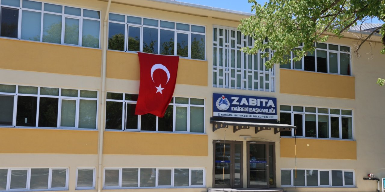 Büyükşehir birimlerine Türk bayrakları asıldı