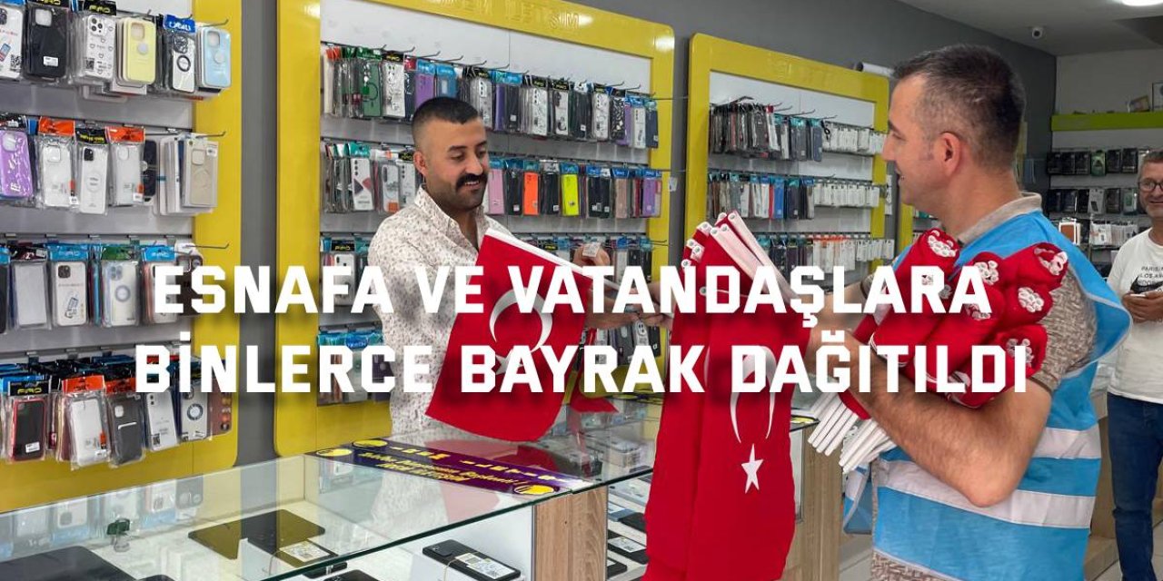 Esnafa ve vatandaşlara binlerce bayrak dağıtıldı