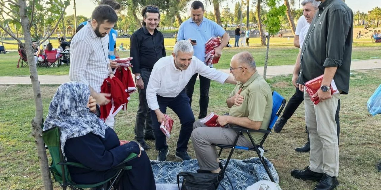 AK Parti Gebze Bayrak Dağıttı
