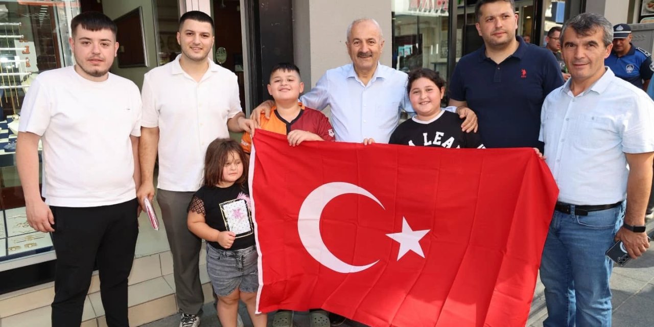 Esnafa Bayrak Hediye Edildi