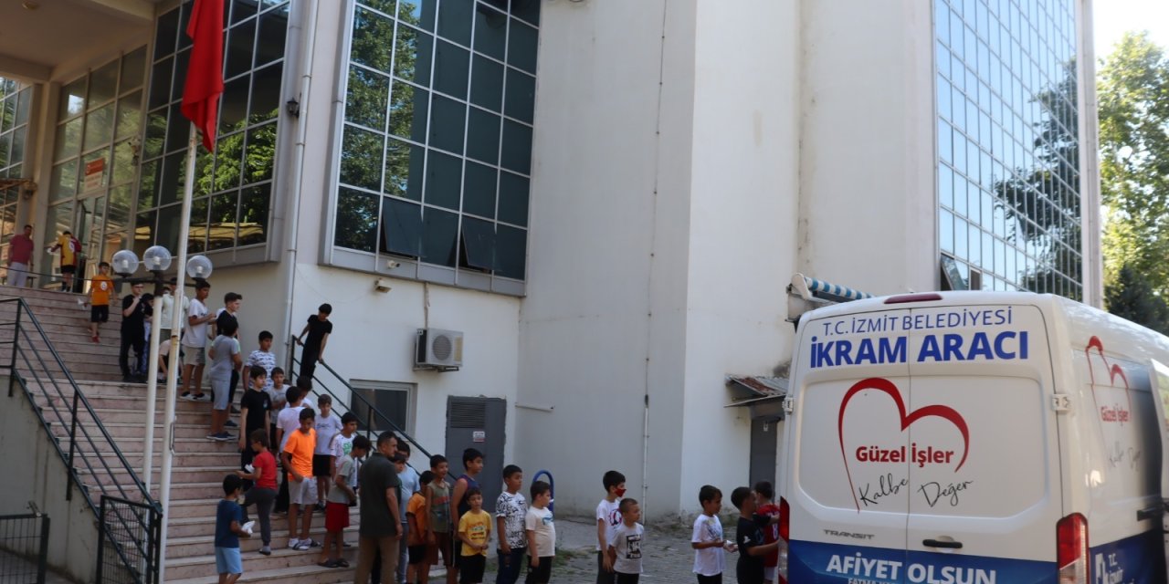 Öğrencilere öğrencilere  ikramlarda bulunuldu