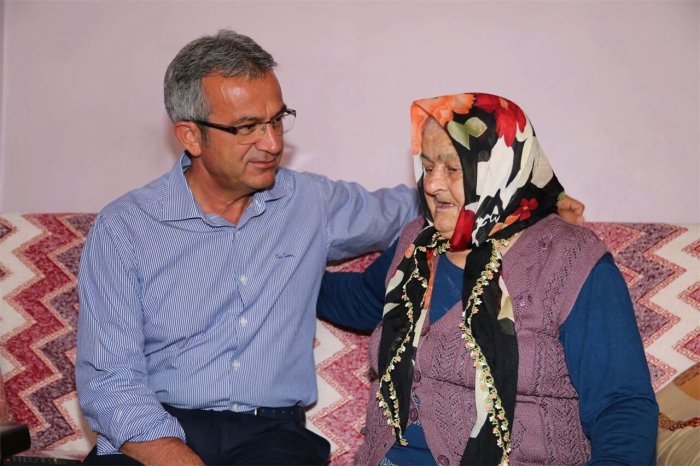 Hatun Teyze çağırdı  Başkan Köşker evine gitti