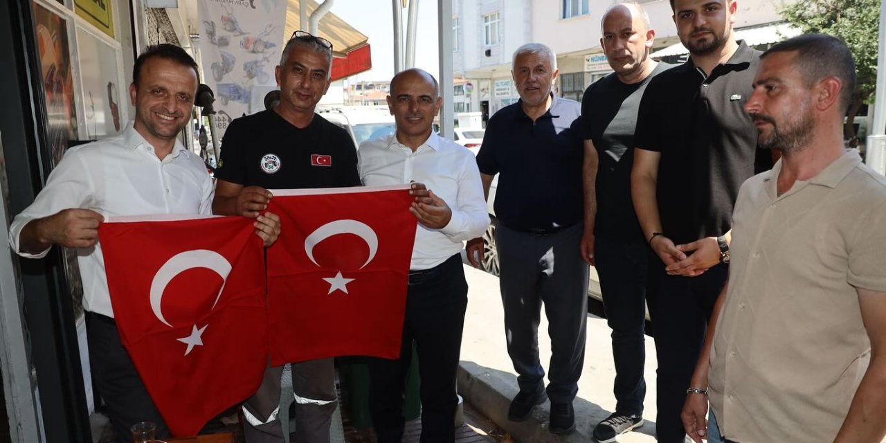Vatandaşlara Türk Bayrağı Dağıtıldı