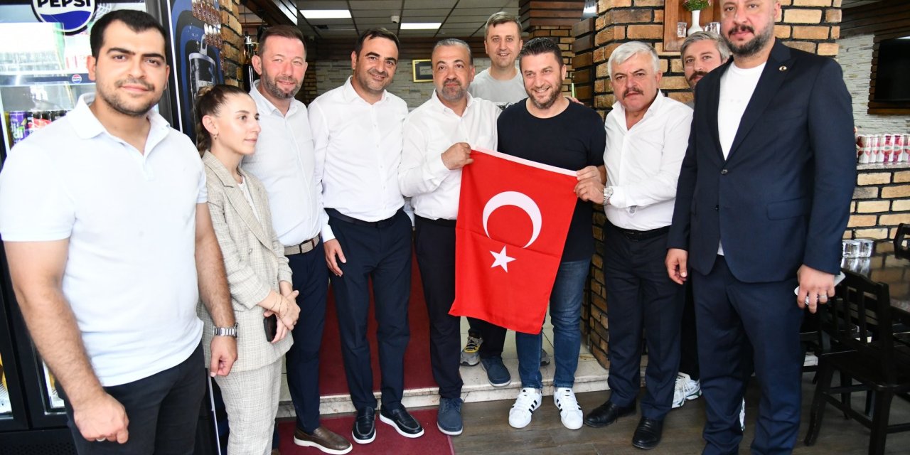 Başiskele'de esnafa Türk bayrağı dağıtıldı