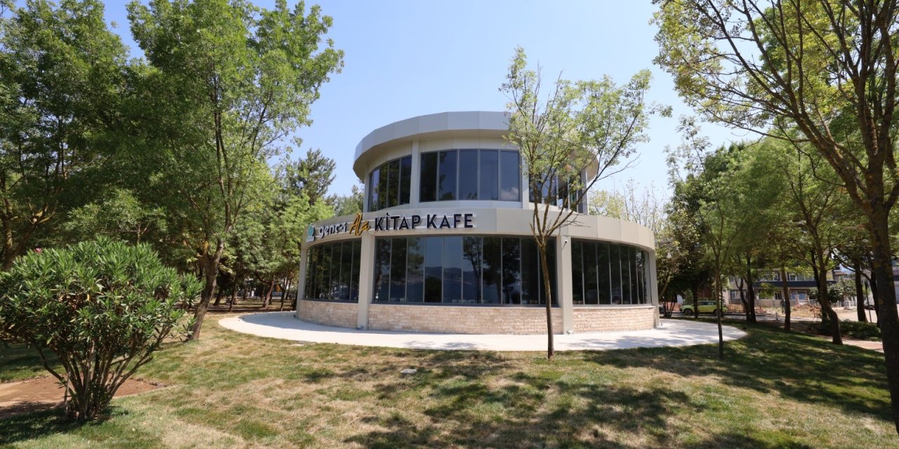 Başiskele Sahili'ne kitap kafe açıldı