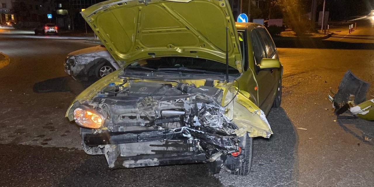 Kavşakta iki otomobil çarpıştı: 4 yaralı