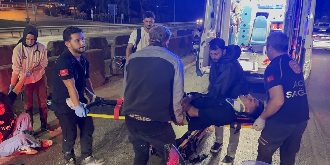 Kasksız kaza yaptılar: Yaralı sürücü, baygın kız arkadaşının başından ayrılmadı