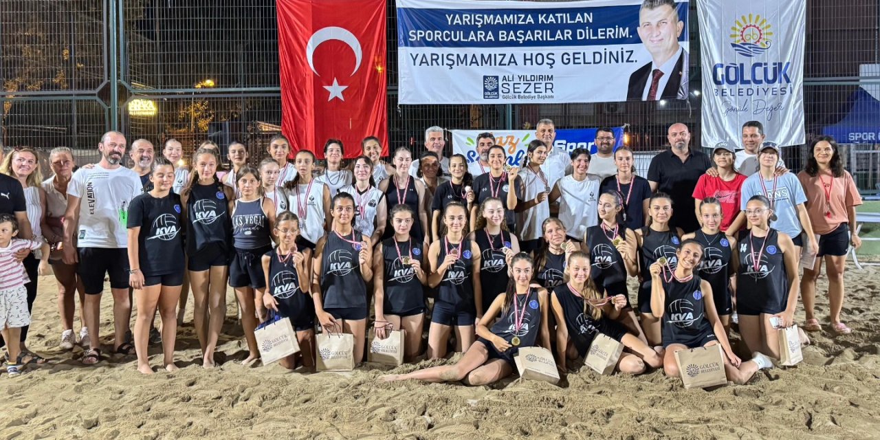 Plaj Voleybolunda Minik Sporculardan Büyük Mücadele