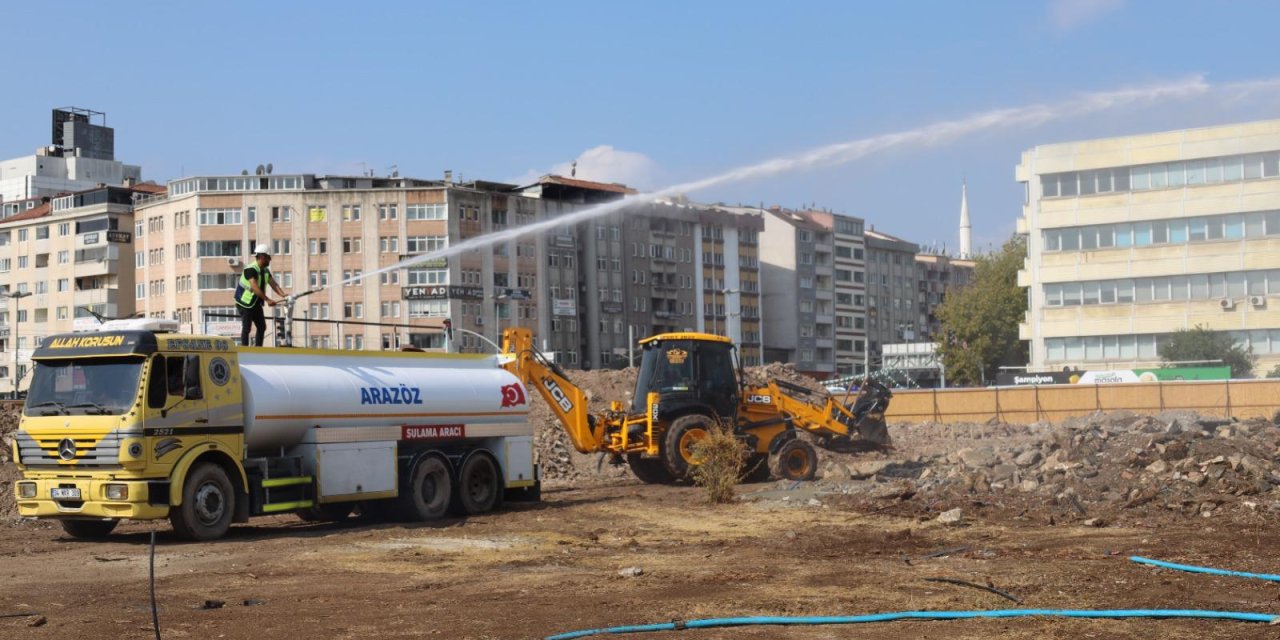 İstasyon bölgelerinde sulama yapılıyor