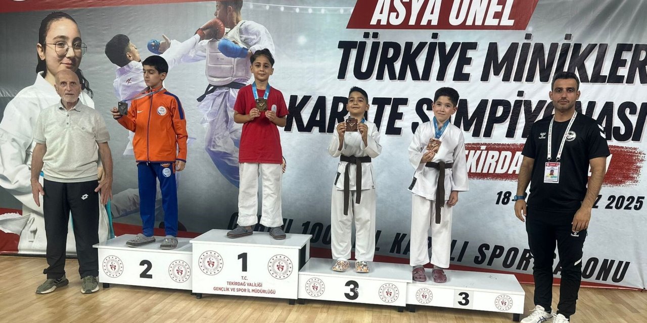 Minik karatecilerden altın ve bronz madalya