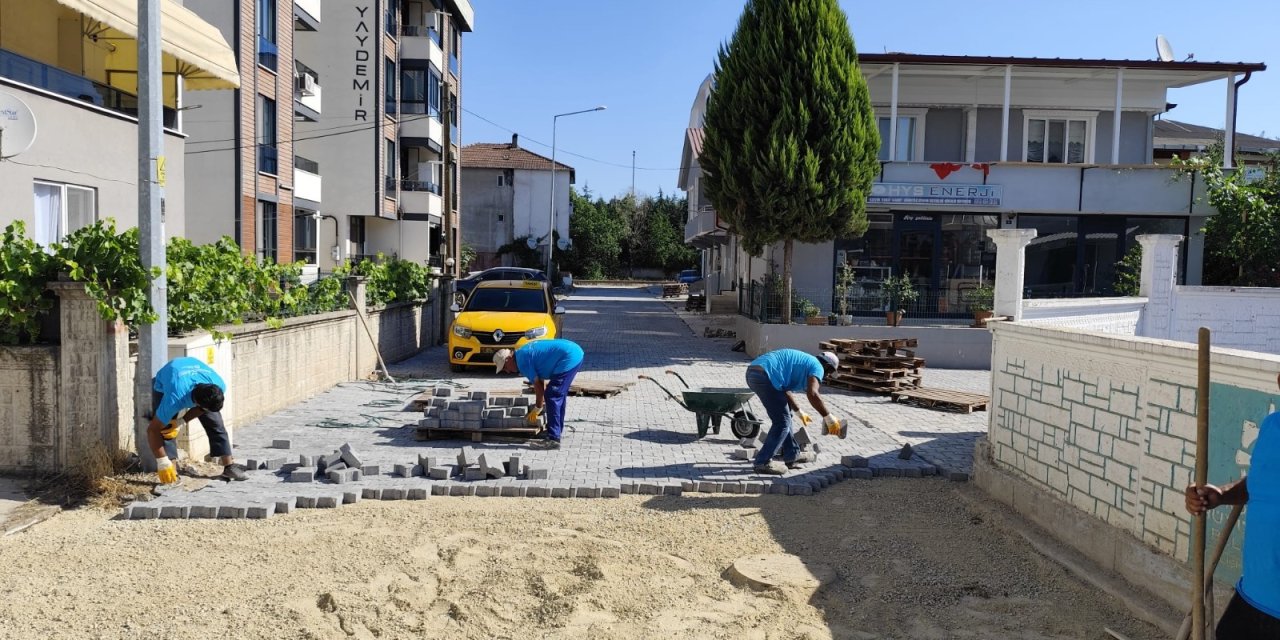 Bozulan parke yolu yeniledi