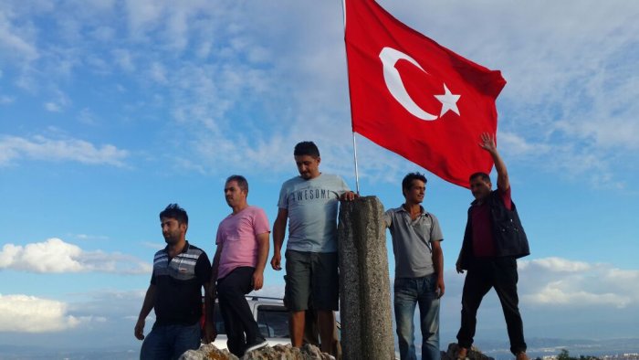 Zirveye bayrak diktiler!