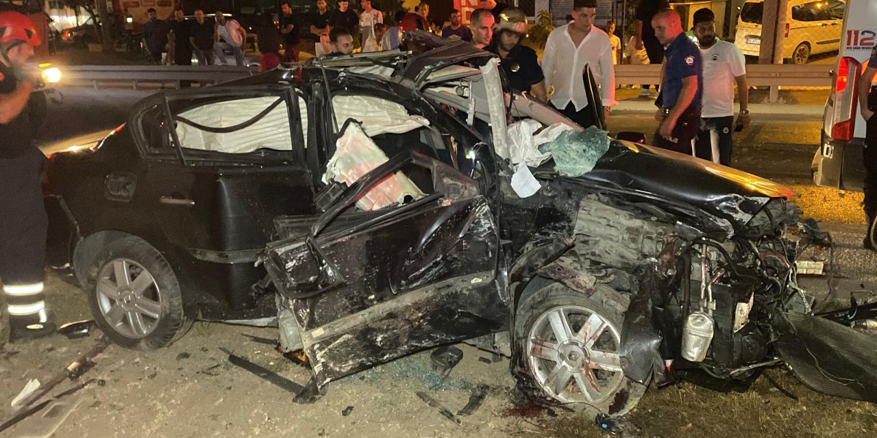 Köprü ayağına çarpan otomobil hurdaya döndü