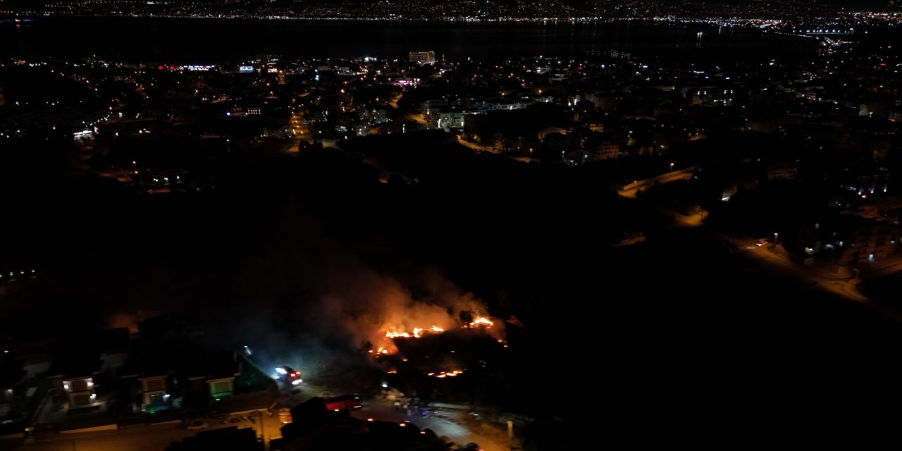 Başiskele’de çalılık alanda yangın