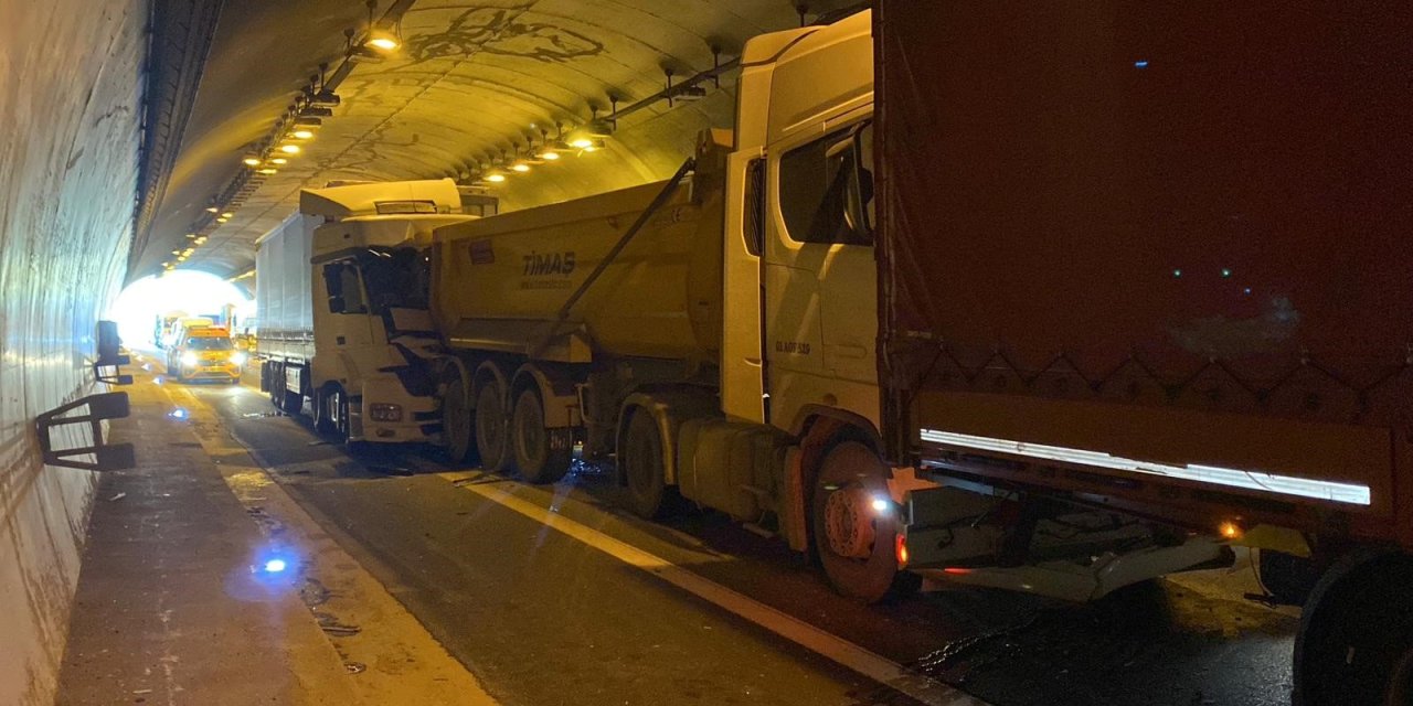 3 tır ile hafriyat kamyonu zincirleme kazaya karıştı: 2 yaralı
