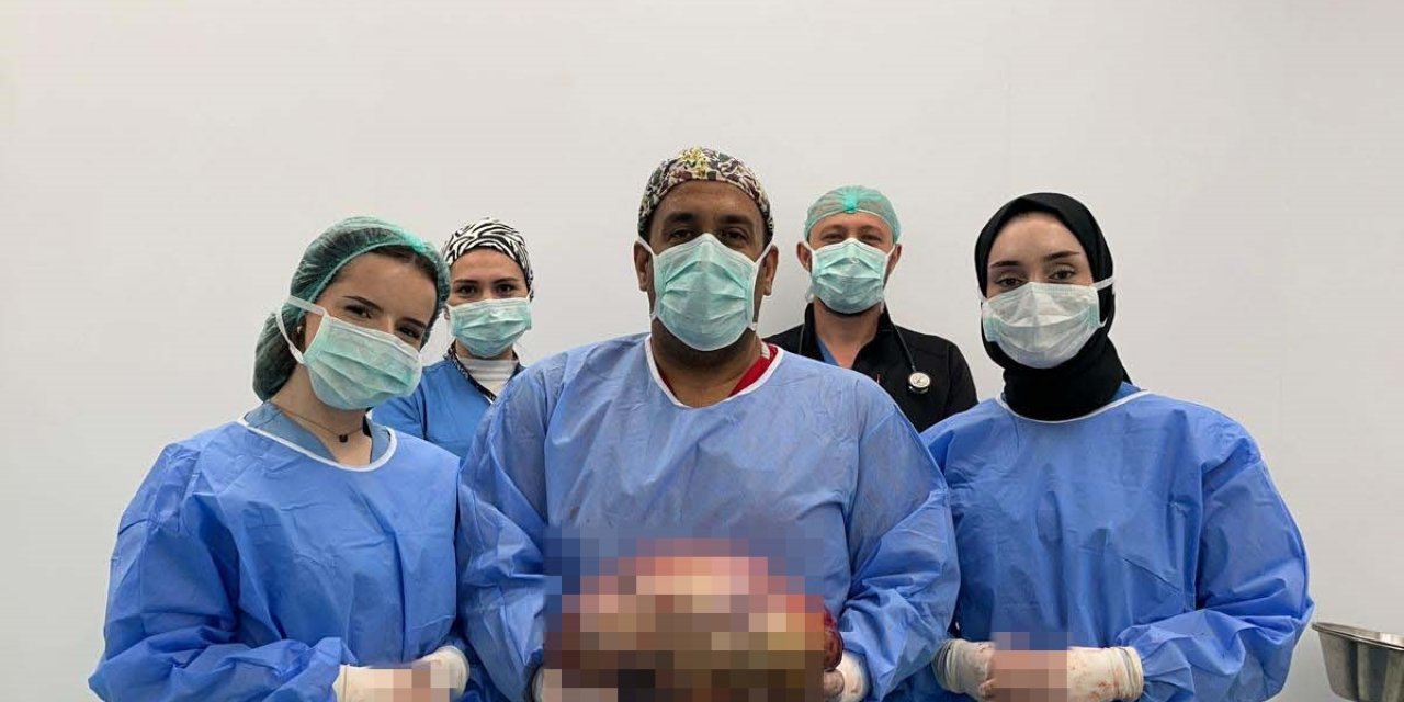 Kadın hastanın karnından  10 kiloluk kitle tespit edildi