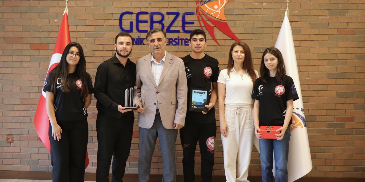 Wolfs Robotics Takımı'ndan  GTÜ Rektörü Mantar'a Teşekkür