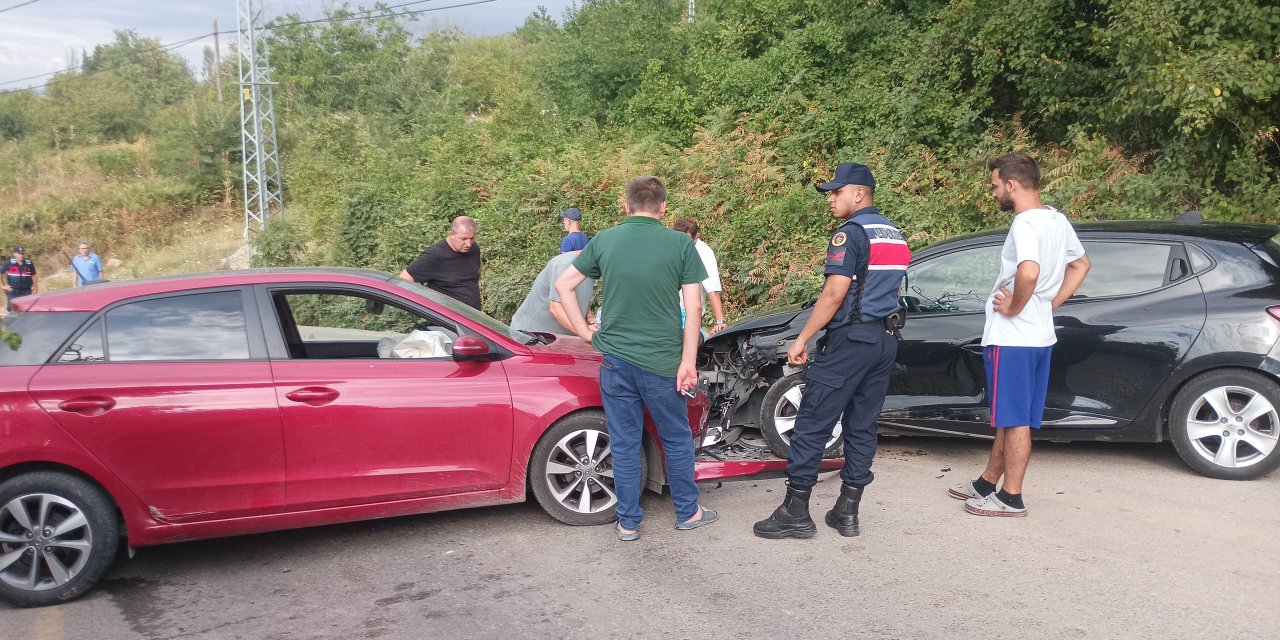 Otomobiller çarpıştı: 4 yaralı