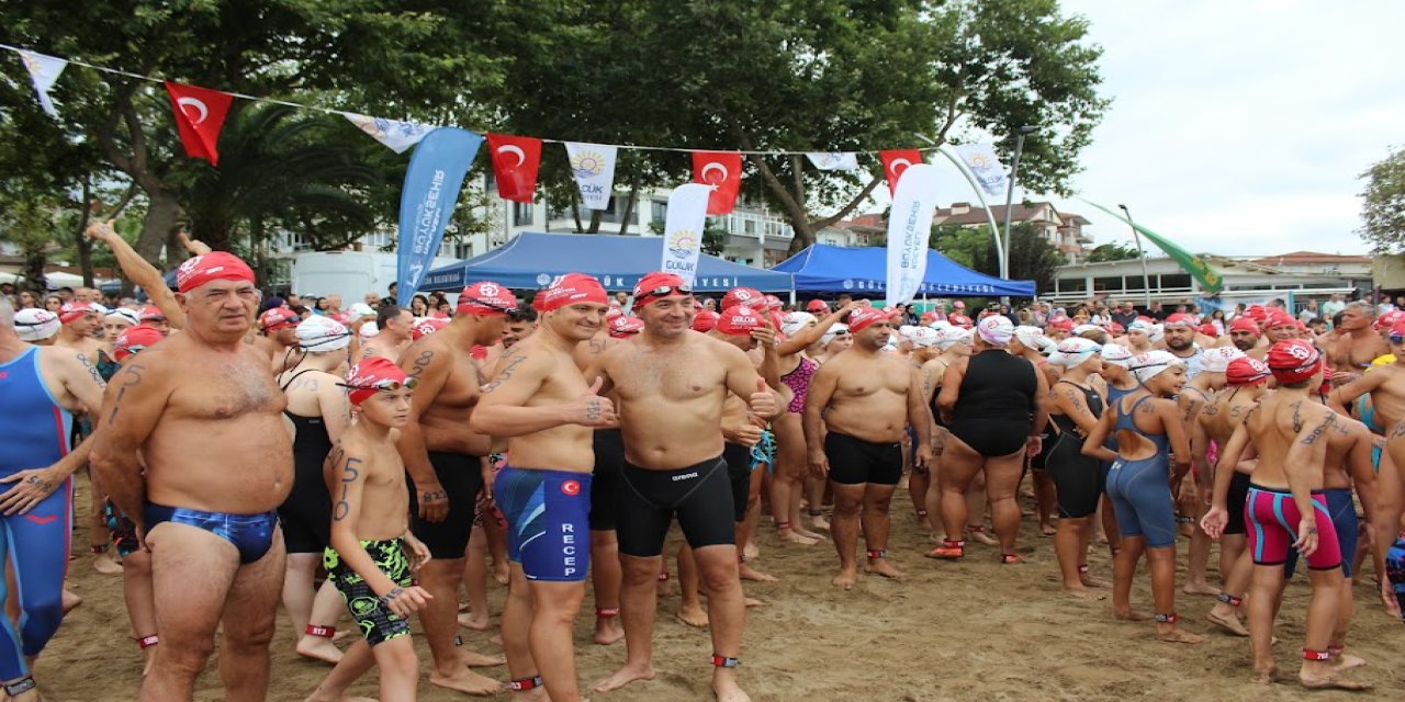 343 kişi aynı anda 2 bin 600 metre kulaç attı
