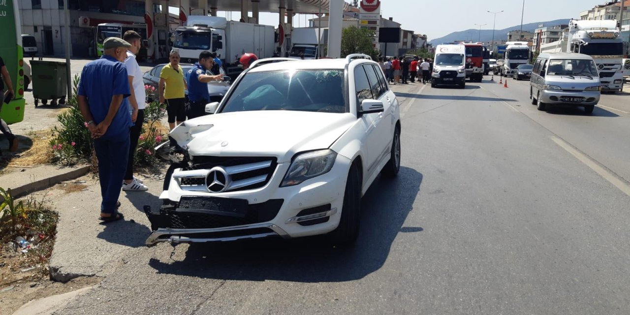 Otomobil akaryakıt istasyonunun duvarına çarptı: 1 yaralı